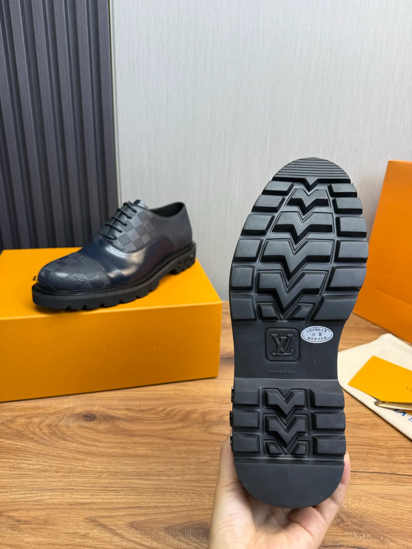 Men's shoes 💰900💰 LV. Men's casual lace-up leather shoes, the latest hot style 🔥 1:1 original purchase quality, top quality goods ⬆️The upper is imported open-edge beaded cowhide, cowhide, and cow suede. The hand-made three-dimensional stitching highlights the round toe design. The inner foot pads are all imported cowhide, with the original wear-resistant foam outsole, matching code 39-44, (38, 45 custom-made, non-refundable)